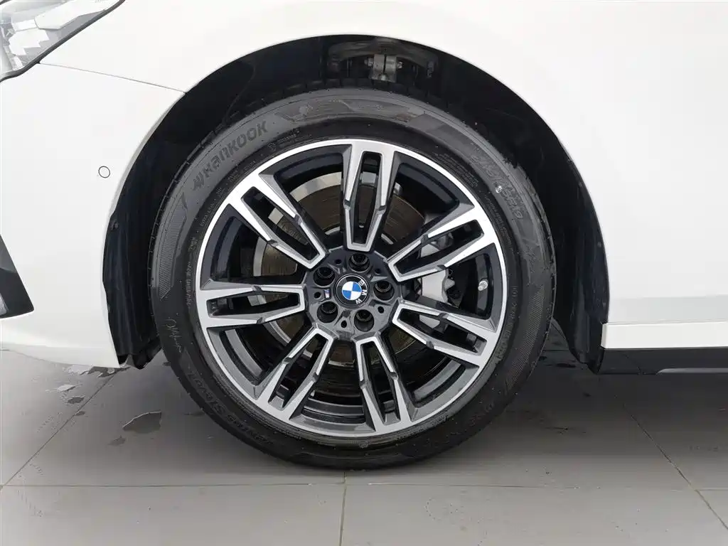 BMW 5 Series 2025 — фото 17