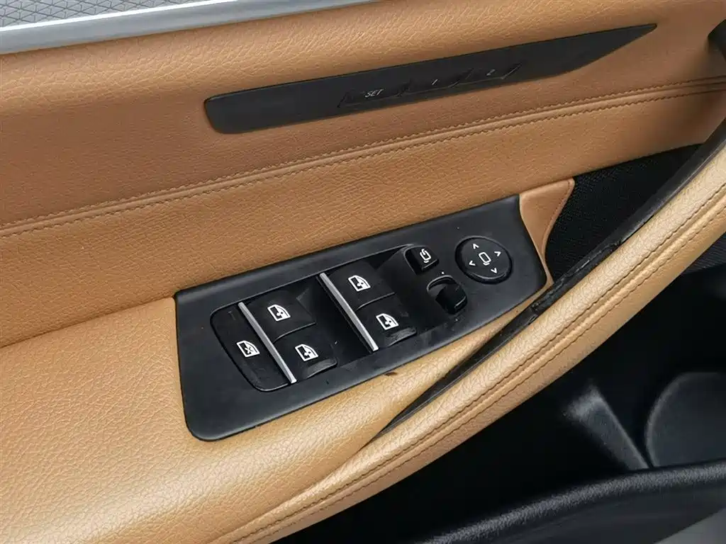 BMW 5 Series 2018 — фото 9