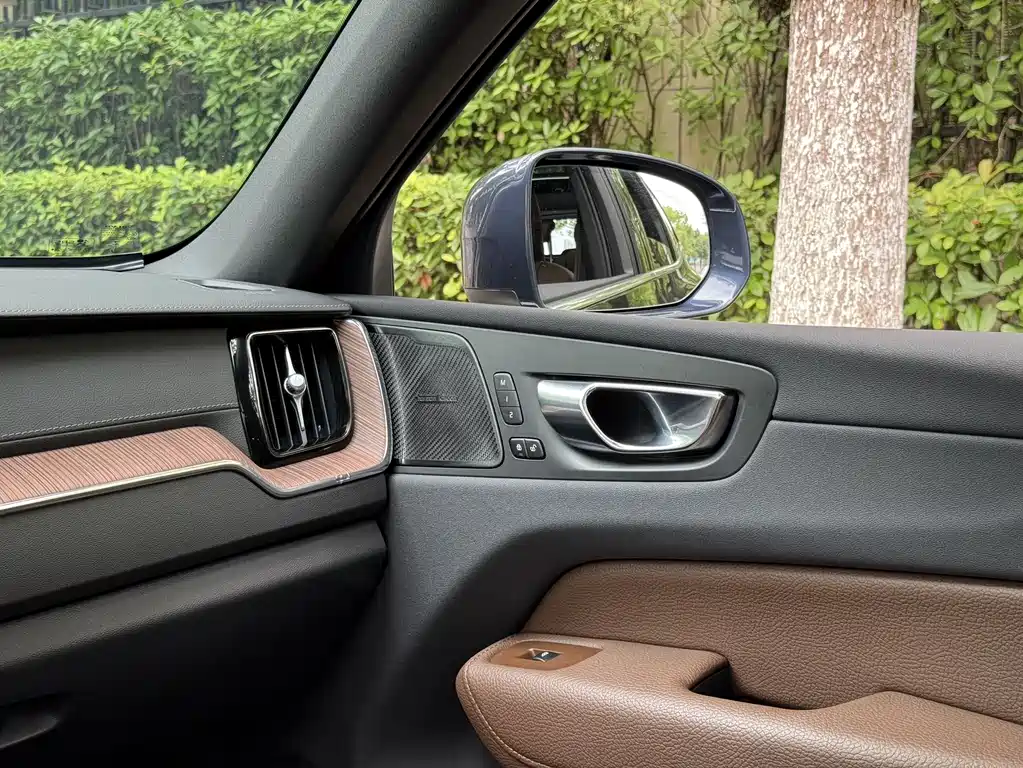 Volvo XC60 2022 — фото 11