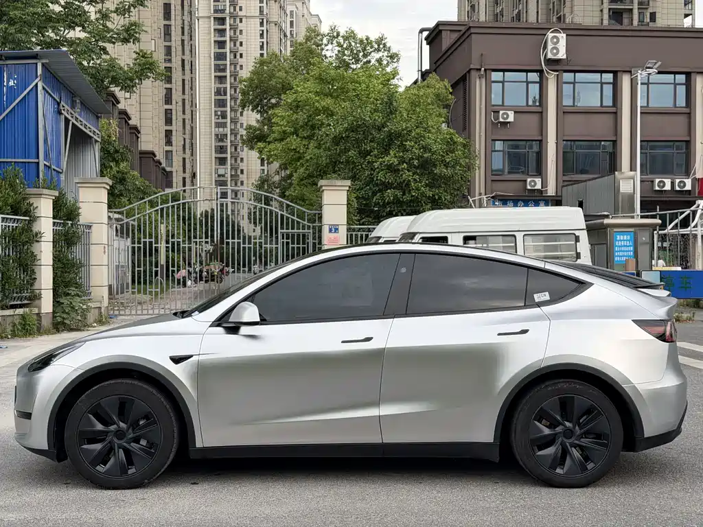 Tesla Model Y 2025 — фото 3