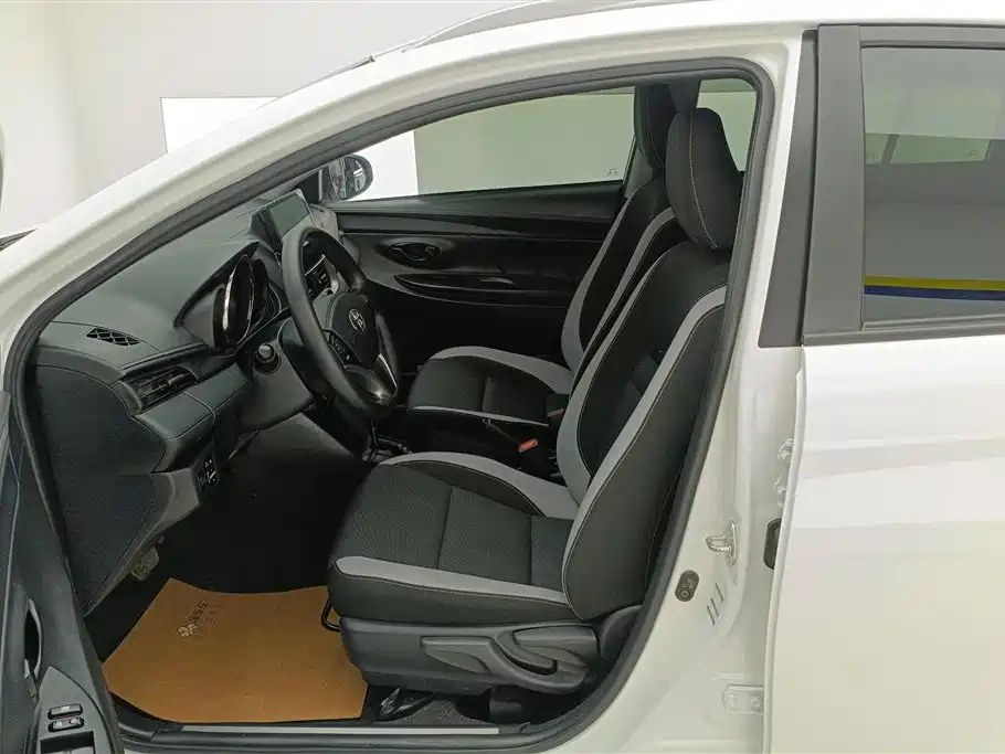 Toyota Yaris L 2020 — фото 9