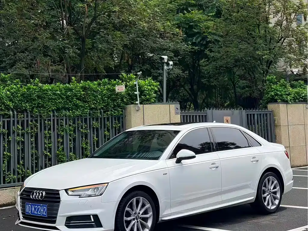 Audi A4L 2018 — фото 1