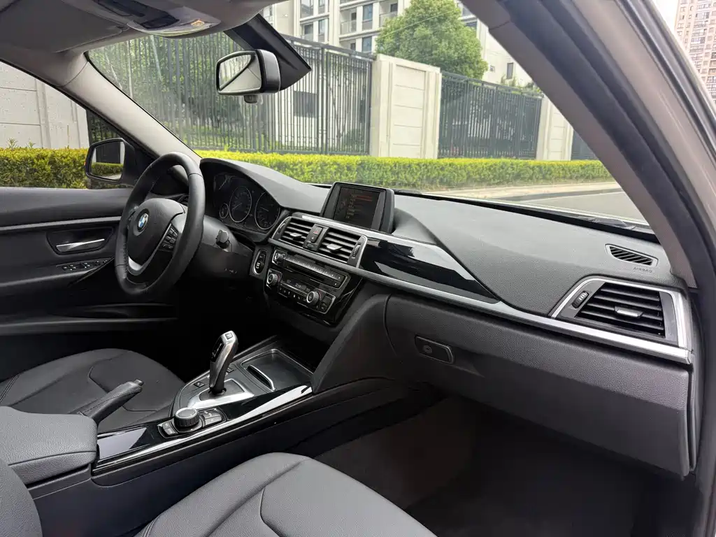 BMW 3 Series 2017 — фото 18