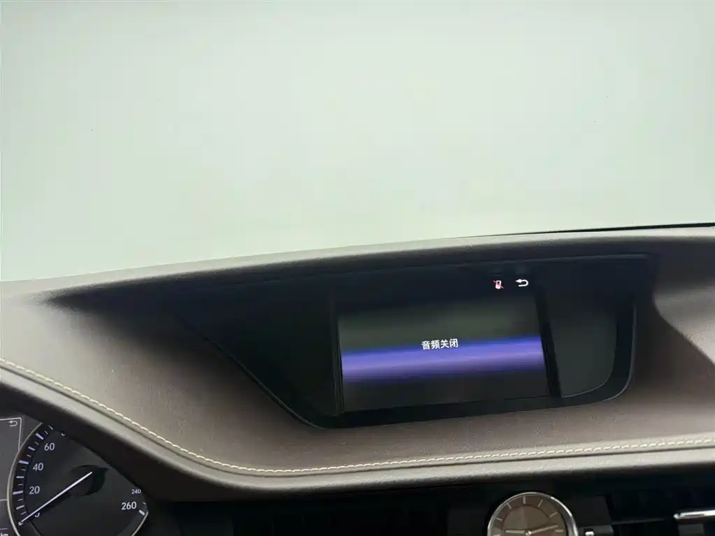 Lexus ES 2018 — фото 11