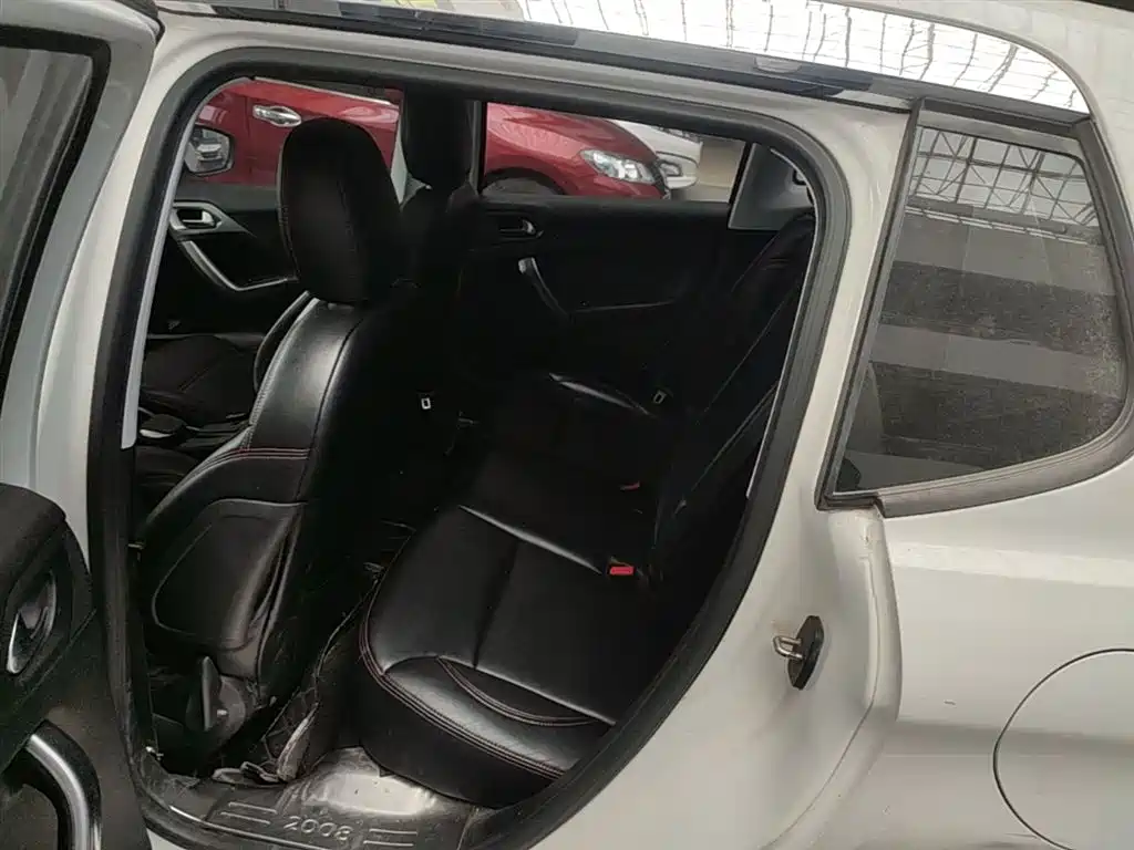 Peugeot 2008 2015 — фото 17