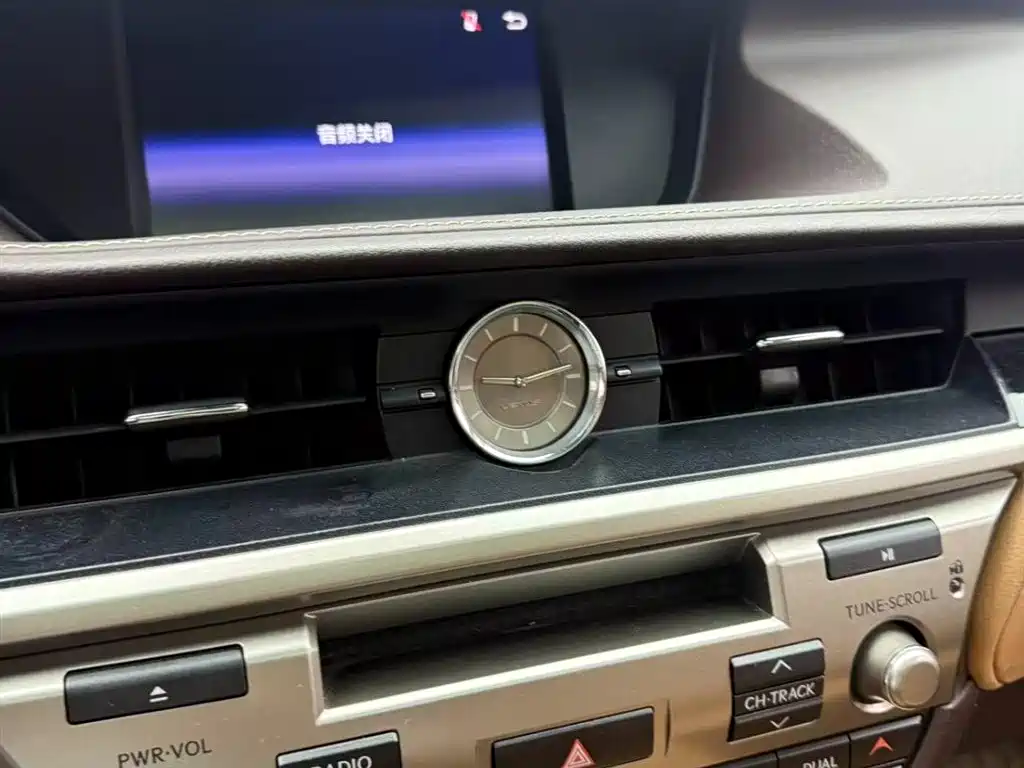 Lexus ES 2018 — фото 10