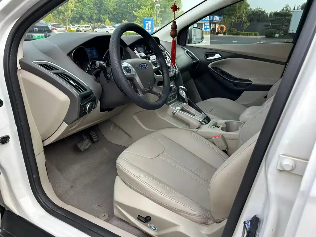 Ford Focus 2014 — фото 10