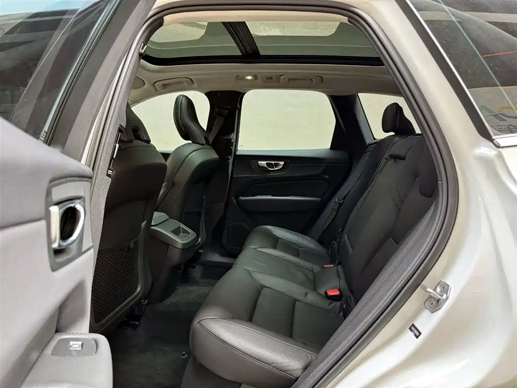 Volvo XC60 2021 — фото 10