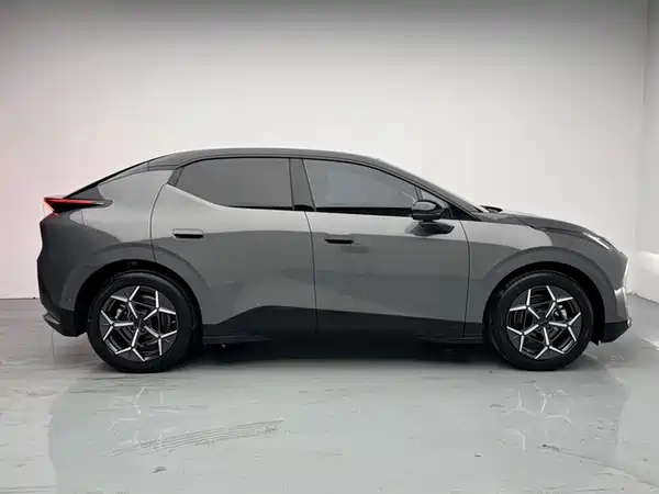 Lynk & Co Z20 2025