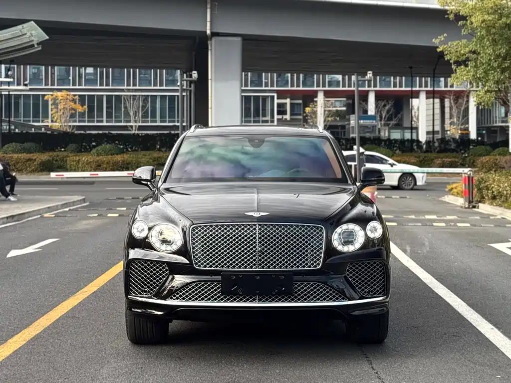 Bentley Bentayga 2021 — фото 1