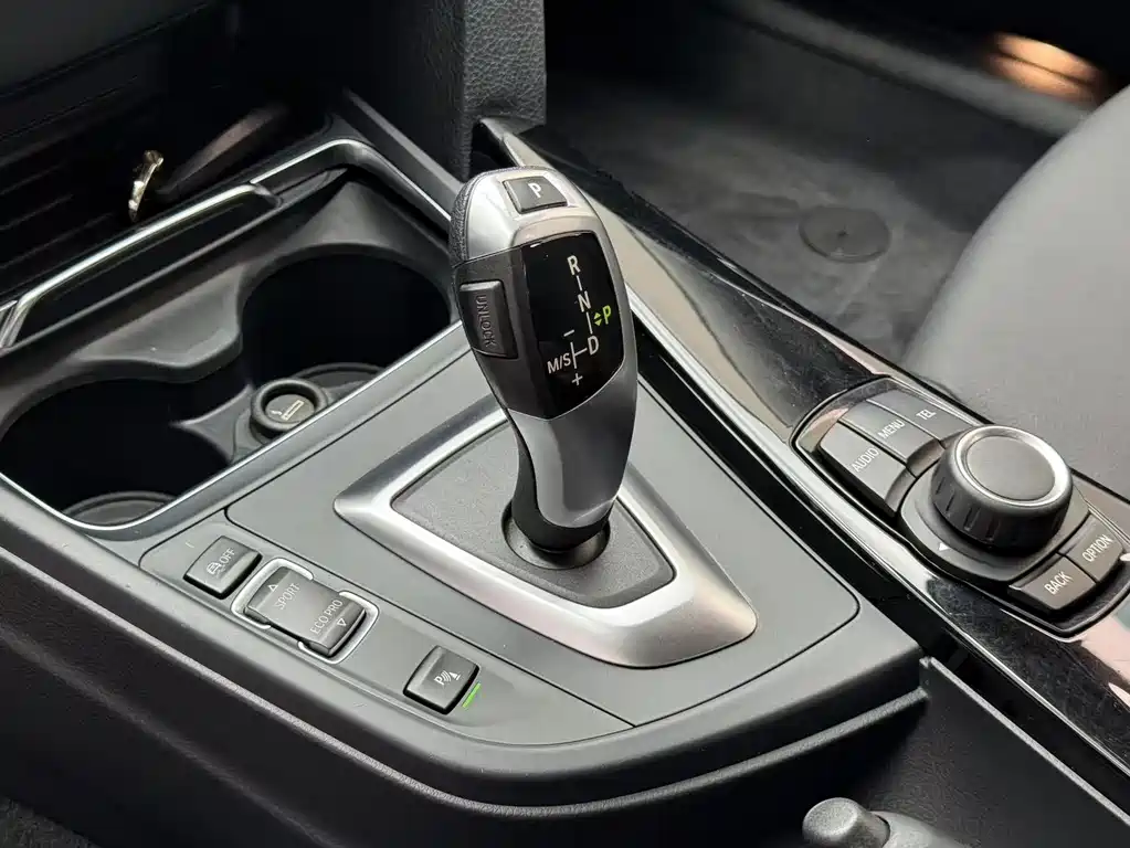 BMW 3 Series 2017 — фото 16
