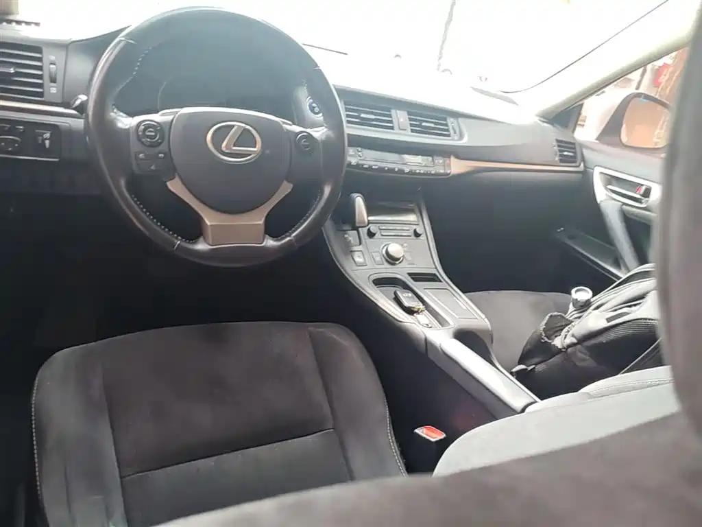 Lexus CT 2017 — фото 10