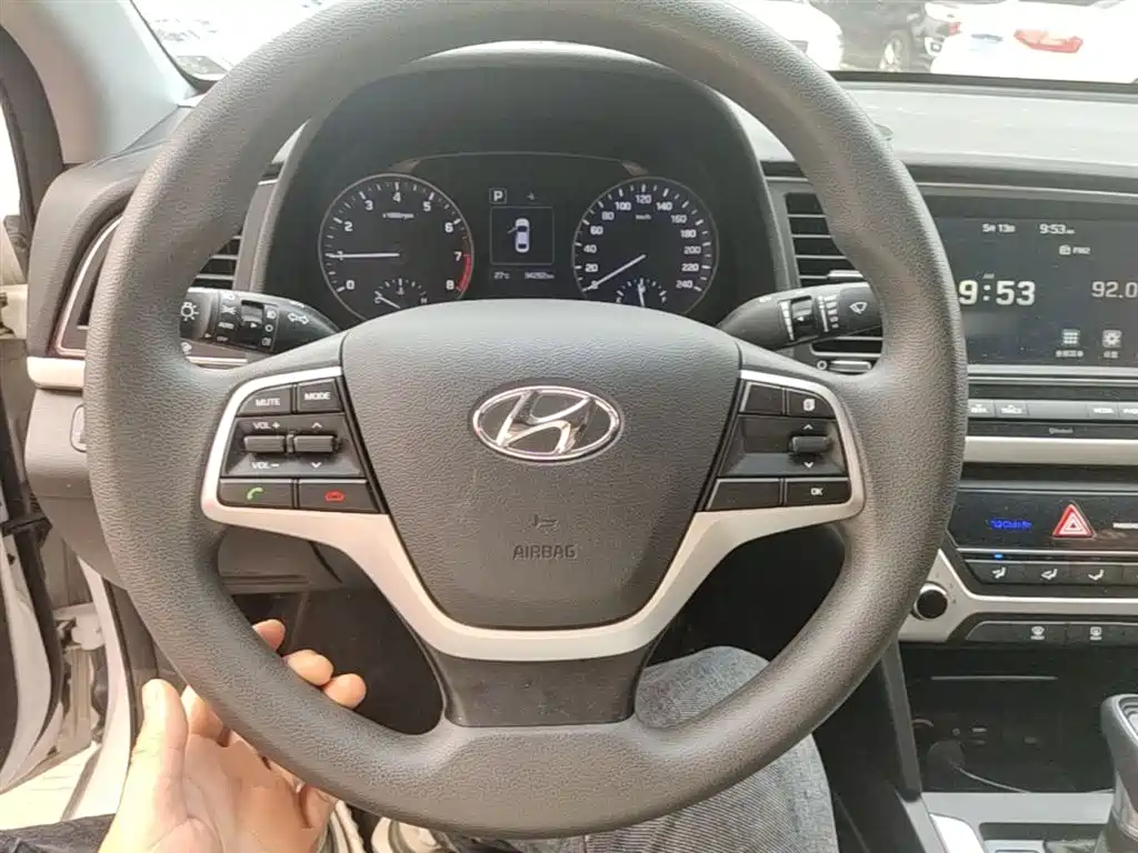 Hyundai Elantra 2018 — фото 11