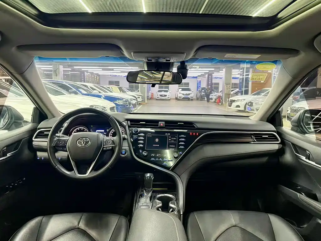Toyota Camry 2018 — фото 4