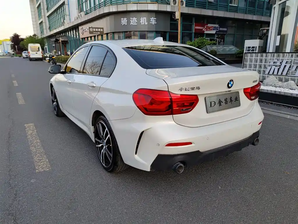 BMW 1 Series 2021 — фото 12