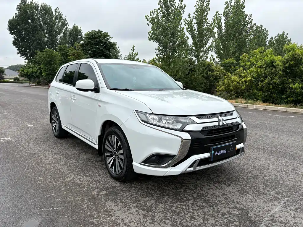 Mitsubishi Outlander 2023 — фото 3