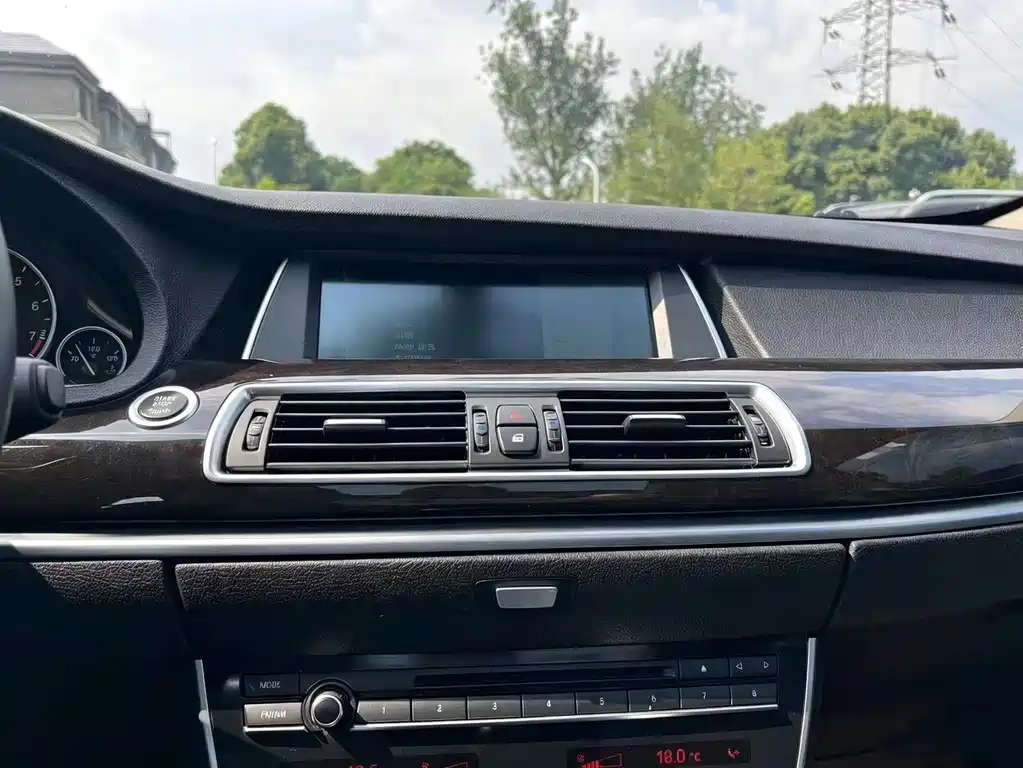 BMW 5 Series GT 2010 — фото 13