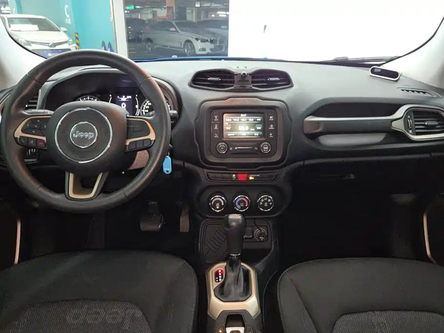 Jeep Renegade 2017 — фото 12