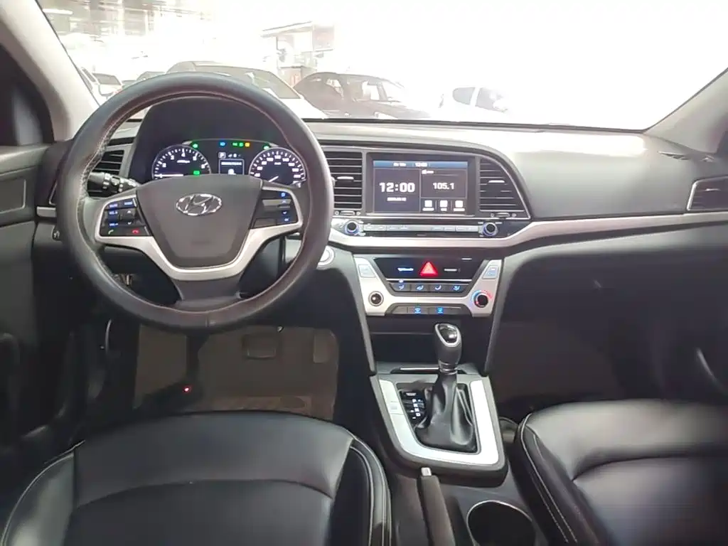 Hyundai Elantra 2018 — фото 10
