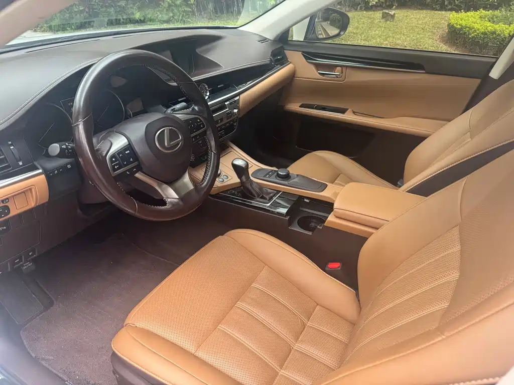 Lexus ES 2018 — фото 10