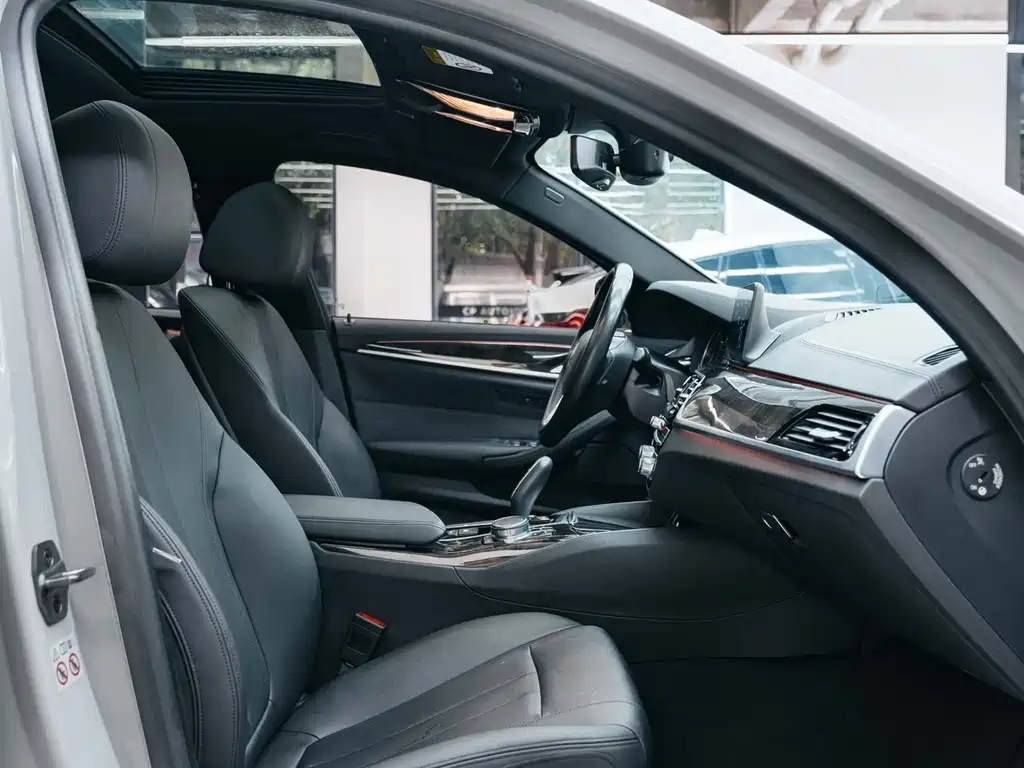 BMW 5 Series 2018 — фото 11