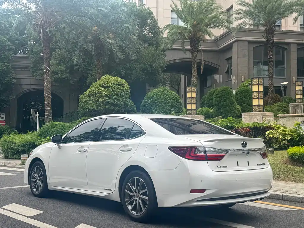 Lexus ES 2018 — фото 5