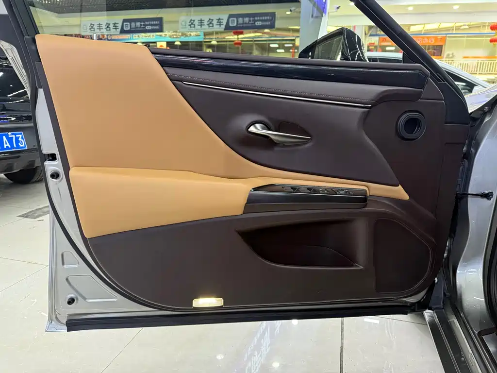 Lexus ES 2020 — фото 10