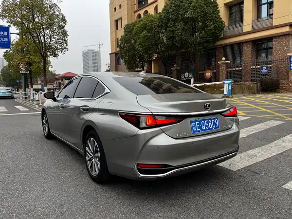 Lexus ES 2022
