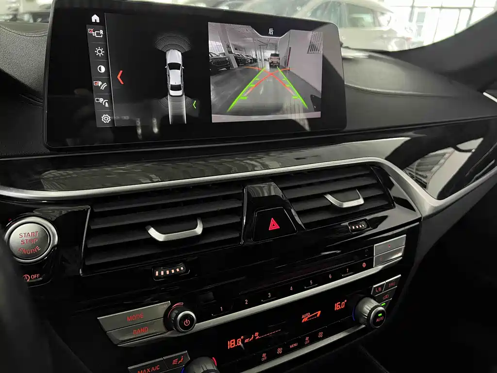 BMW 5 Series 2018 — фото 11