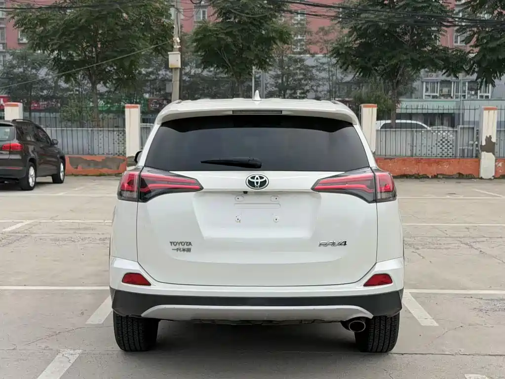 Toyota RAV4 2018 — фото 5