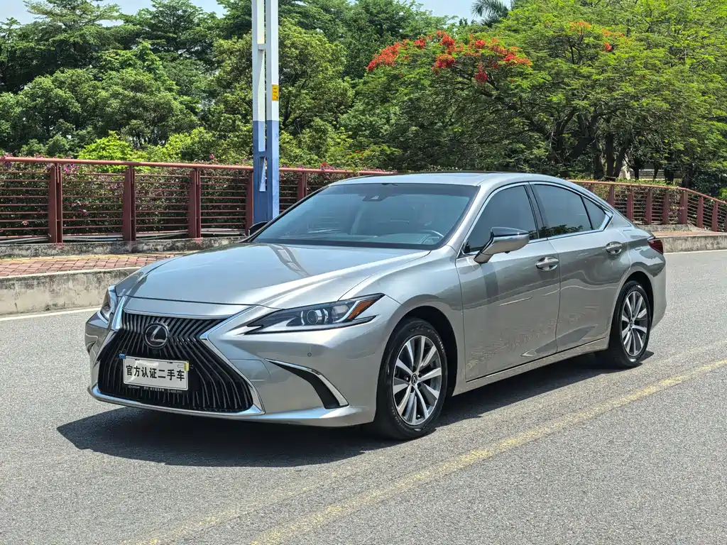 Lexus ES 2019 — фото 1