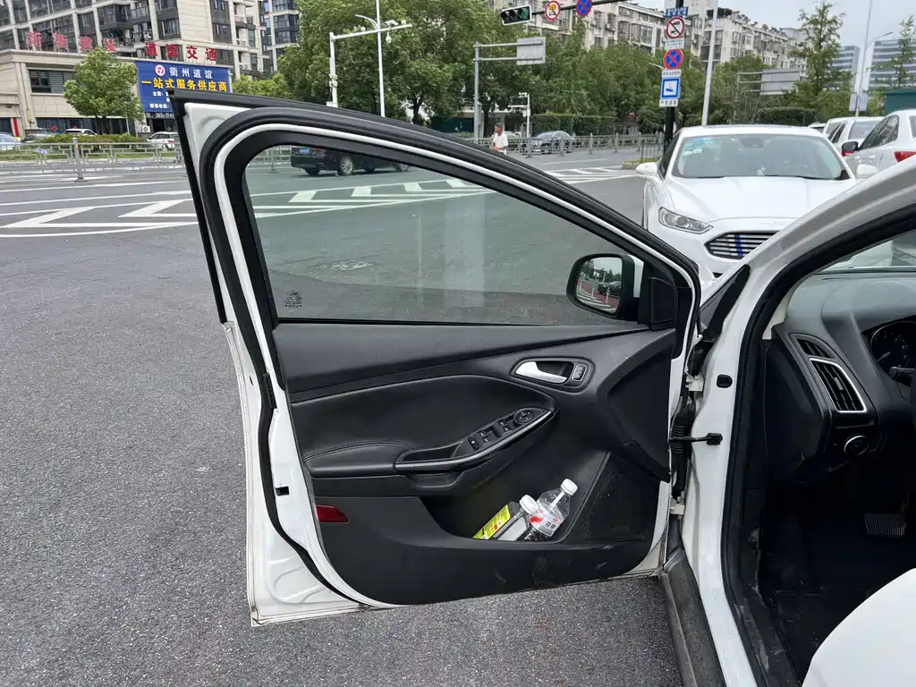 Ford Focus 2018 — фото 13