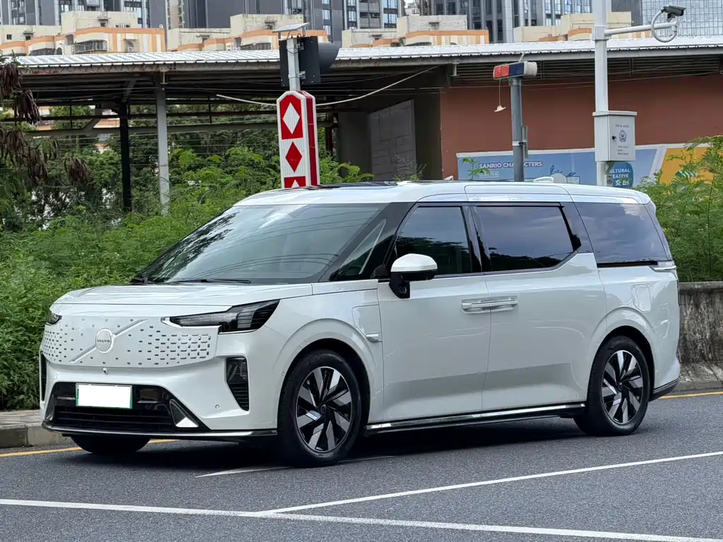 Volvo EM90 2024