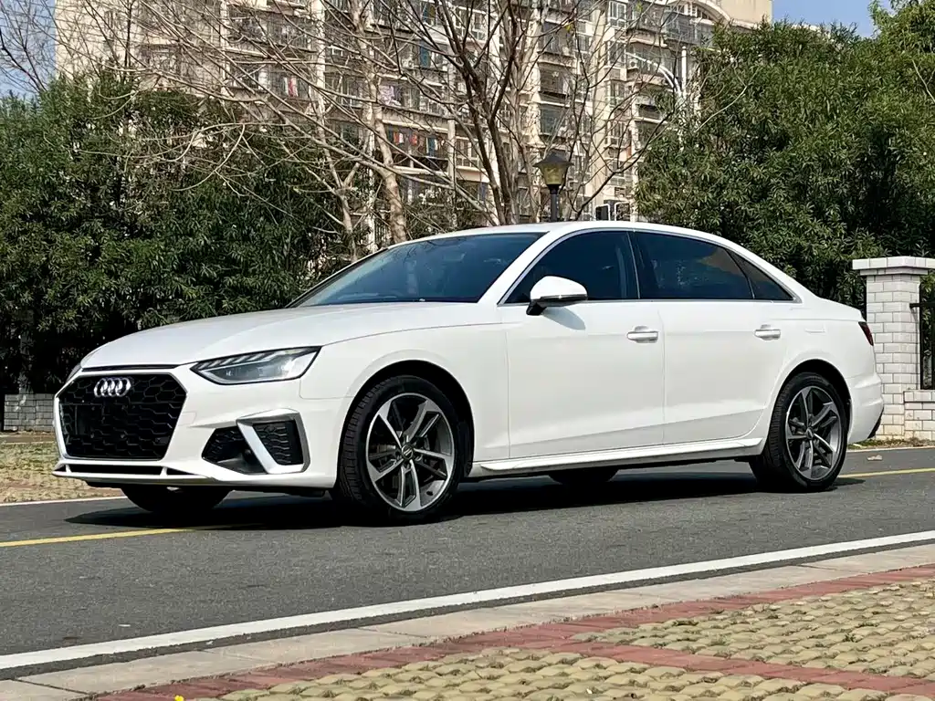 Audi A4L 2022 — фото 1