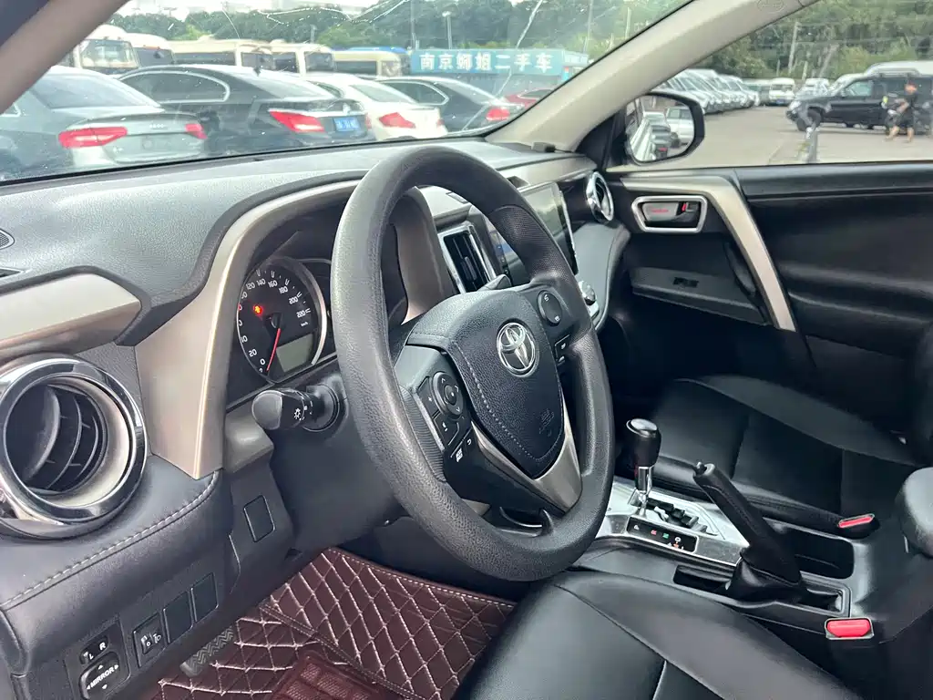 Toyota RAV4 2016 — фото 8