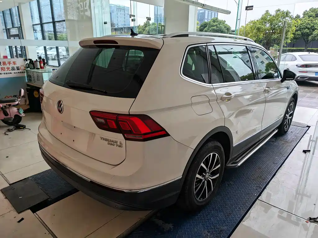 Volkswagen Tiguan L 2018 — фото 12