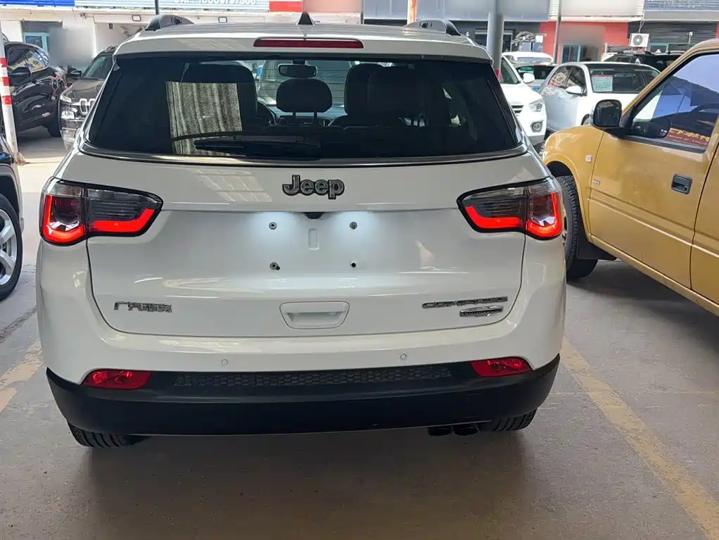 Jeep Compass 2018 — фото 16