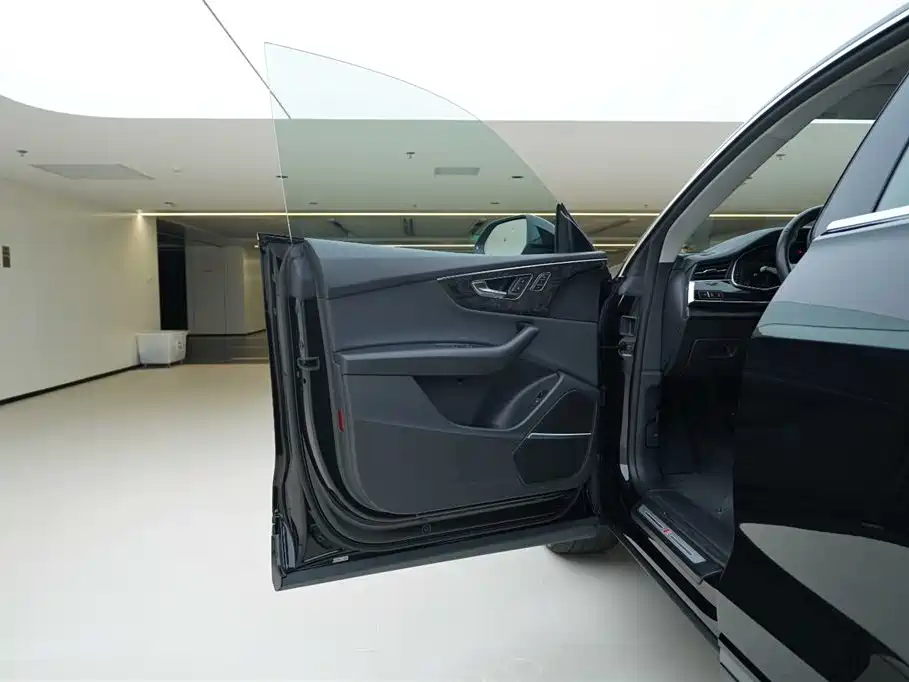 Audi Q8 2023 — фото 17