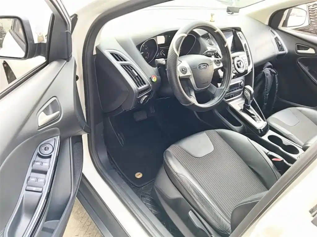Ford Focus 2014 — фото 16