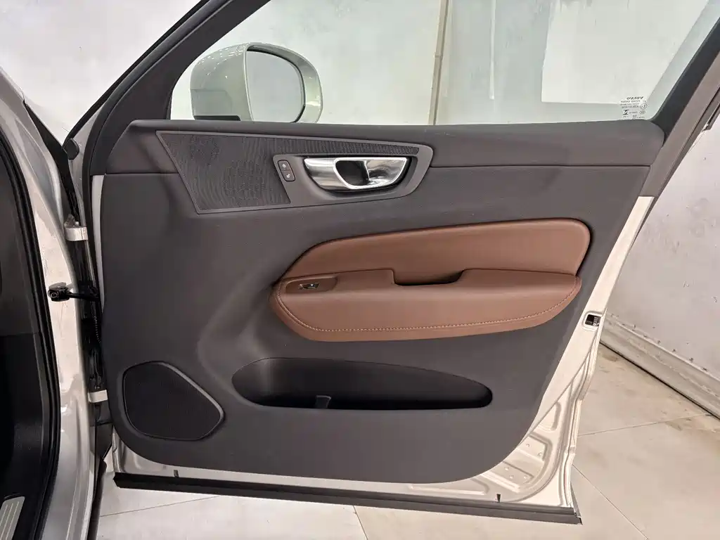 Volvo XC60 2025 — фото 23