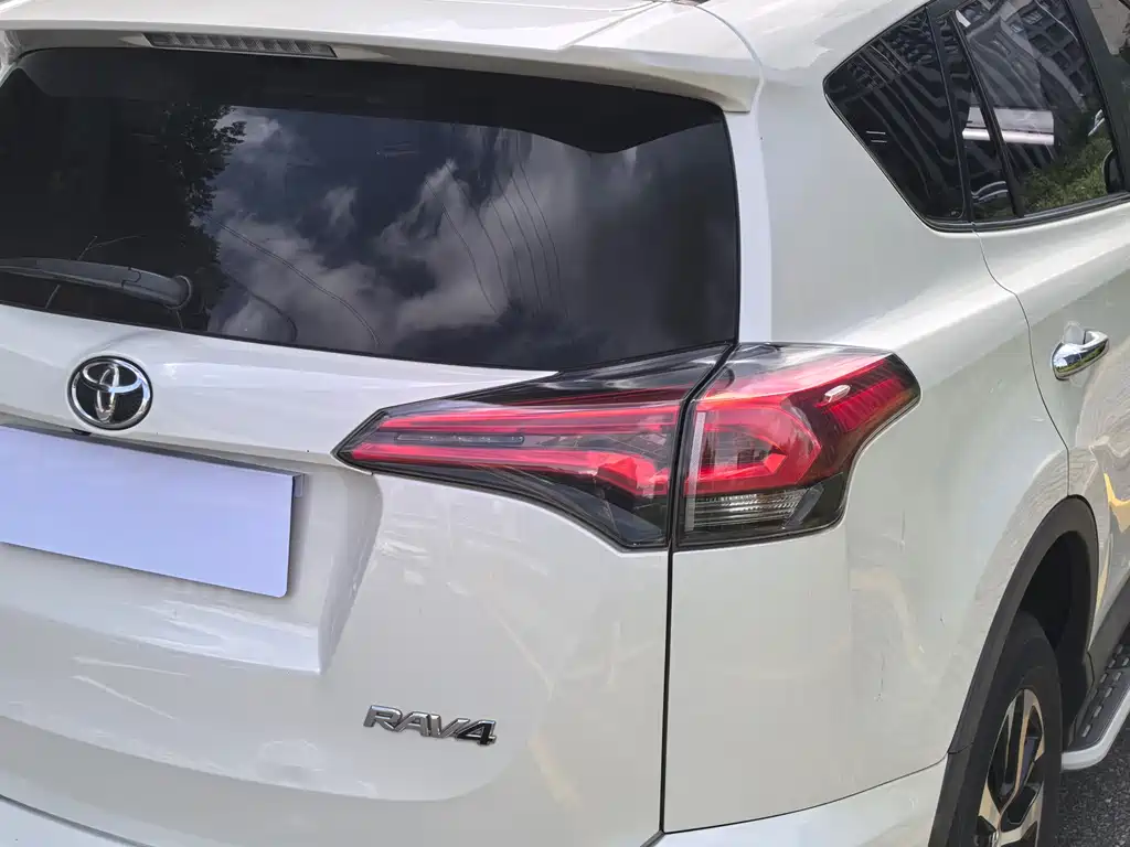 Toyota RAV4 2017 — фото 20