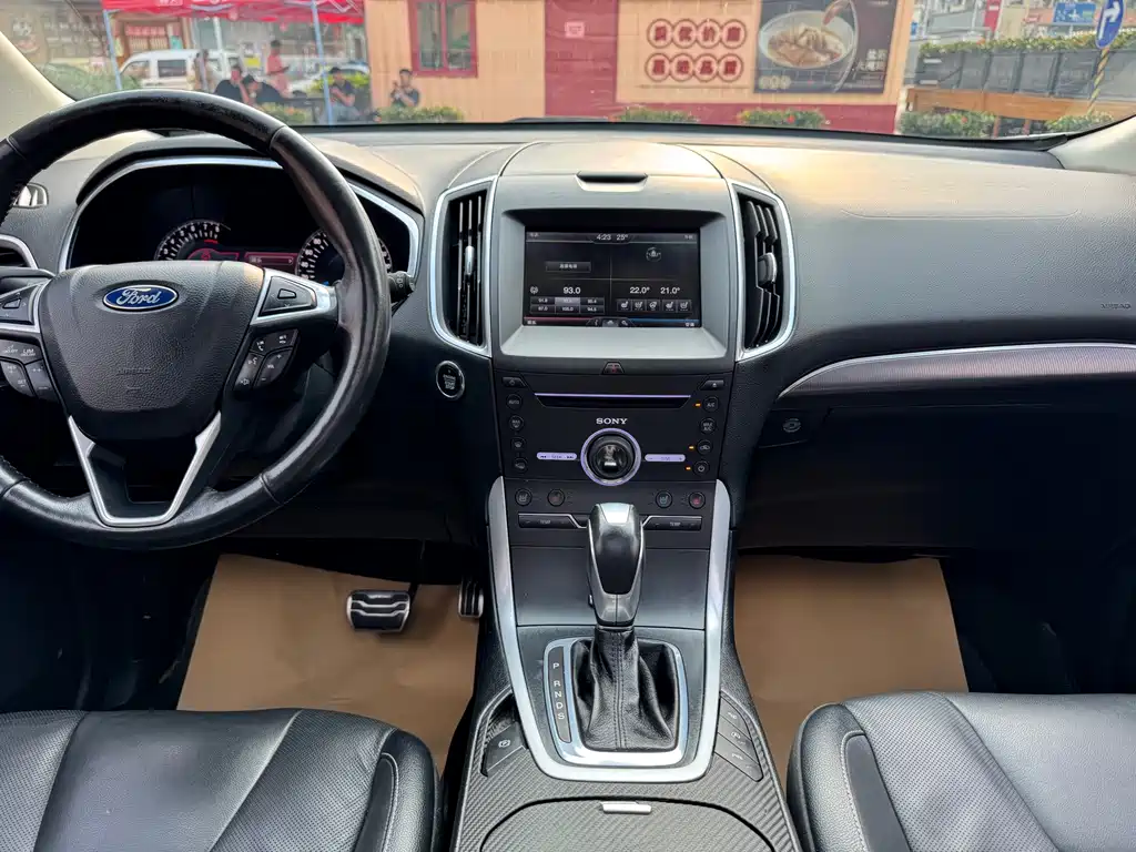 Ford Edge 2017 — фото 20