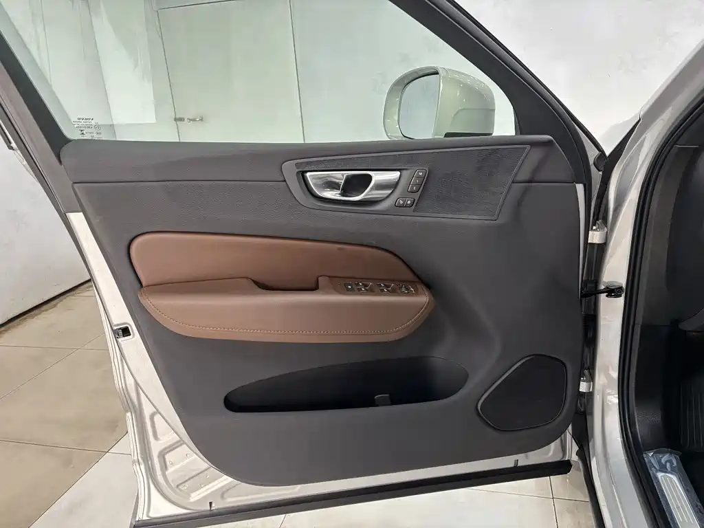 Volvo XC60 2025 — фото 10