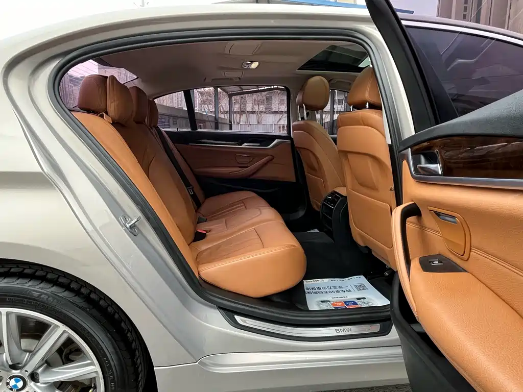 BMW 5 Series 2018 — фото 16