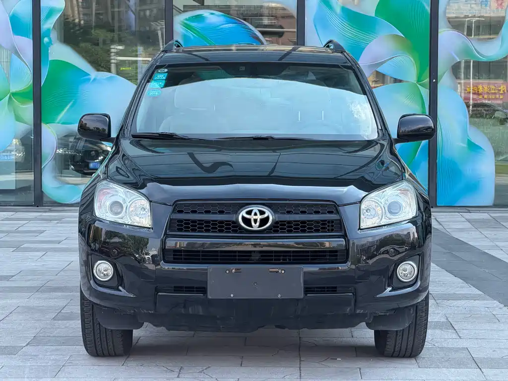Toyota RAV4 2010 — фото 2