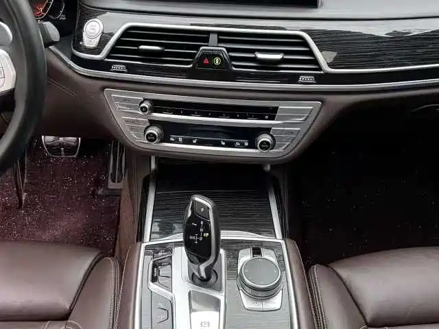 BMW 7 Series 2021 — фото 11
