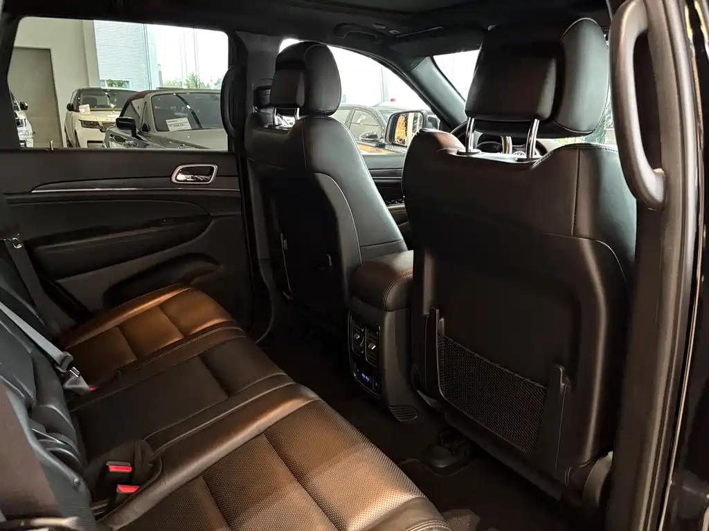 Jeep Grand Cherokee 2020 — фото 14