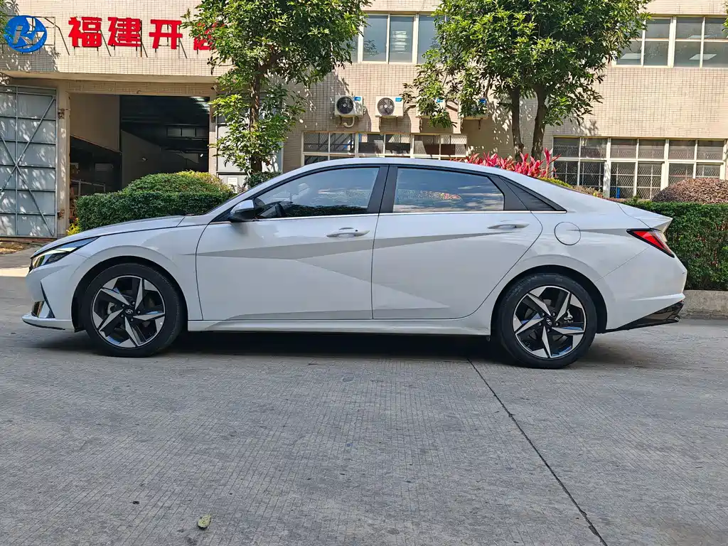 Hyundai Elantra 2022