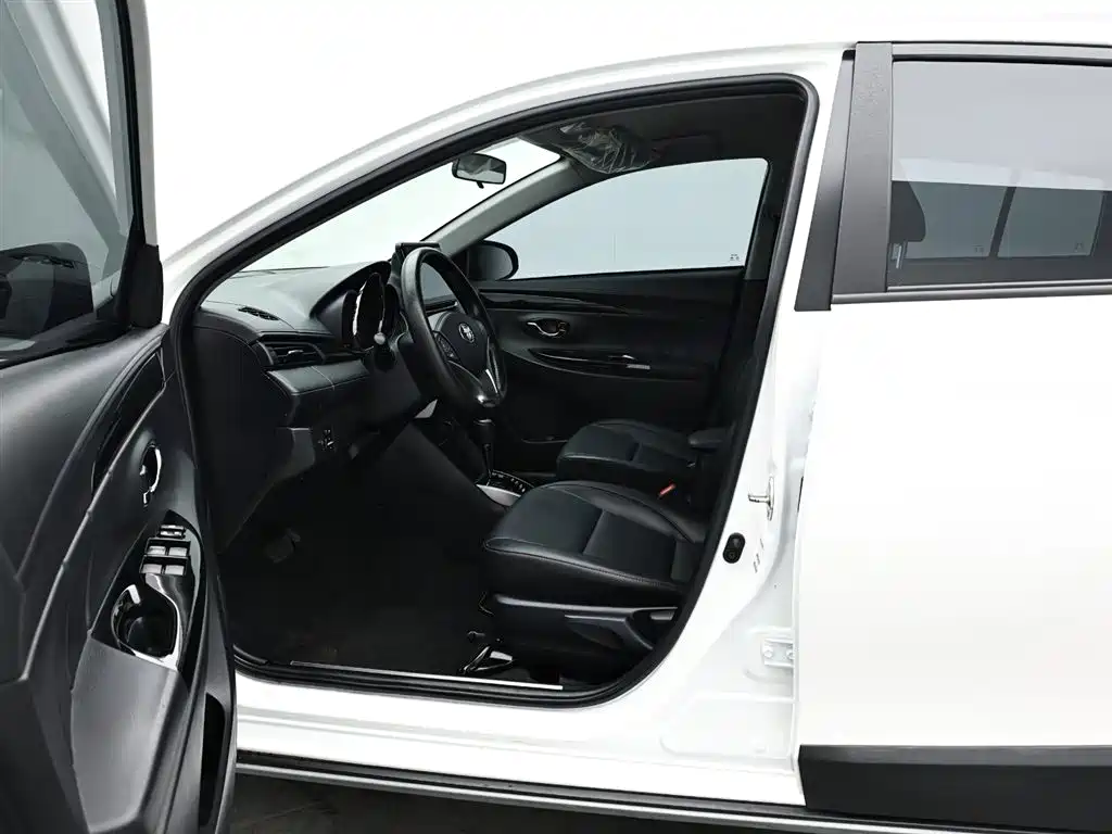 Toyota Yaris L 2022 — фото 10