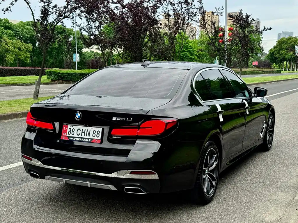 BMW 5 Series 2022 — фото 10